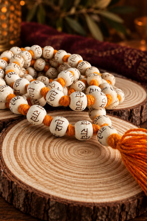 Japamala Radhe em madeira de neem com contas claras e tassel laranja