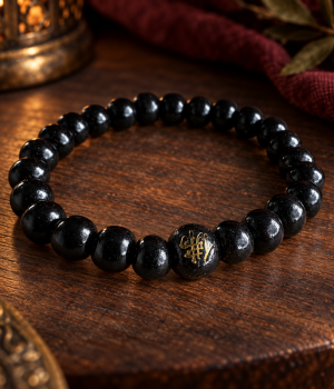 Pulseira de contas pretas com símbolo dourado