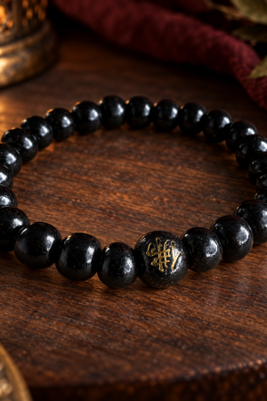 Pulseira de contas pretas com símbolo dourado